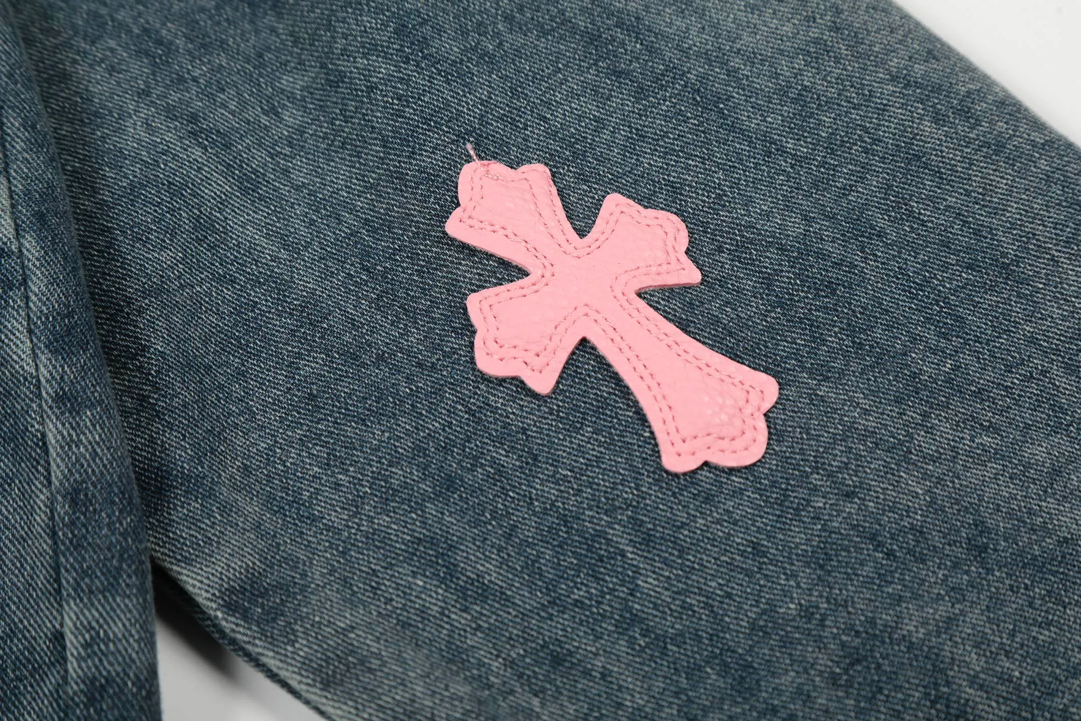 P270 💰 Chrome Hearts Chrome Hearts leather cross patch color leather embroidered shirt denim jacket OS version can be worn by both men and women! The fabric is made of twill gauze cotton fabric! The texture is clear and smooth, not easy to wrinkle or fade! The embroidery process is complex and repetitive. There are more than 20 leather labels. It takes 6 repeated embroidery steps to complete the back body. The requirements for the embroidery machine are very strict, and the distance is 45 cm! It won’t work if the spacing is too big, and it won’t work if it’s too small! We make clothes with care, and every detail must be restored one to one! The hardware is all carved and cast, and they are all genuine from the original factory! This piece of clothing consumes a lot of material, with more than 3 meters of material used for one piece of clothing! After the garment is made, it needs to be fixed at high temperature, washed at a water temperature of more than 70 degrees, and softened by adding softener to make the upper body softer and smoother! There is a flap on the sleeve that can be stored into short sleeves! Adapt it to that understanding Color: Blue Size: S-M-L-XL